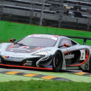 Parente firma la pole 1 sul bagnato