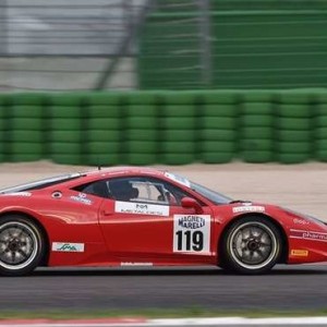 DUELL RACE SCHIERA DUE FERRARI 458 ITALIA NELLA CLASSE GT CUP