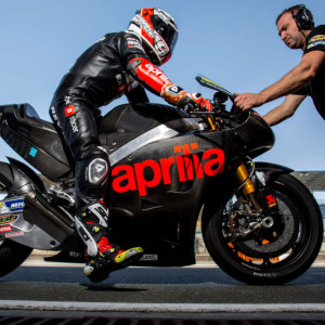 IN PISTA LA NUOVA APRILIA RS-GP 2016 SODDISFATTI ALVARO BAUTISTA E STEFAN BRADL DOPO TRE GIORNI DI TEST IN QATAR ALBESIANO: "TRE GIORNI INTENSI E POSITIVI. LA MOTO 2016 HA UN GRAN POTENZIALE"