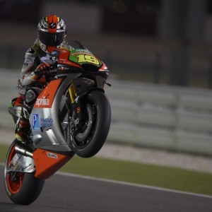 MOTOGP - SECONDA GIORATA DI PROVE IN QATAR  LE APRILIA RS-GP CONTINUANO A MIGLIORARE I TEMPI, SESSIONE DOPO SESSIONE