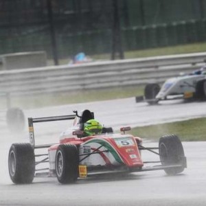 Mick Schumacher al suo esordio nel campionato F4 a Misano conquista due vittorie