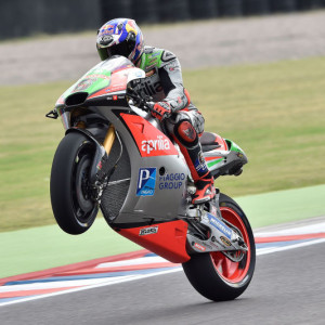 LE APRILIA RS-GP DI BRADL E BAUTISTA IN SESTA E SETTIMA FILA NEL GP DI ARGENTINA