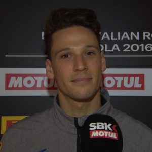 Davanti al pubblico di casa il pilota di Aprilia ha concluso la prima giornata con il settimo crono
