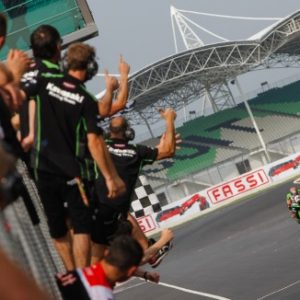 Gara1: Sykes domina