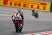 Spettacolare vittoria di Hayden sul bagnato