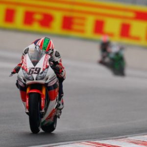 Spettacolare vittoria di Hayden sul bagnato