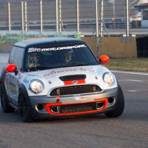 Elite Motorsport dà spettacolo con Valsecchi e Zanetti a Franciacorta