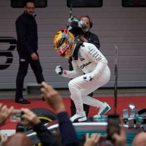 LIGHTS TO FLAG FOR LEWIS HAMILTON IN CHINA