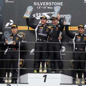 Il team Antonelli Motorsport festeggia a Silverstone la vittoria di Giraudi e Galbiati