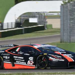 CONVINCENTE PER LORENZO VEGLIA: NELLA TOP TEN DELLA "PRIMA" DI CAMPIONATO ITALIANO GT