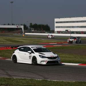 Adria, Libere. Kevin Giacon (Opel Astra) ed Eric Scalvini (Honda Civic) dominano la prima giornata di prove per la tappa inaugurale del TCR Italy.