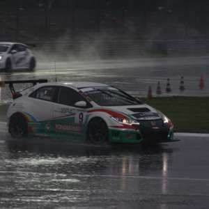 Adria, Gara 1. Eric Scalvini (Honda) domina dal primo giro, ma che spettacolo sul bagnato della prima stagionale per il TCR Italy.