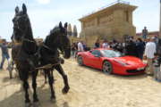 Biga contro Ferrari: la strana sfida del “Barone in Rosso”  a Cinecittà