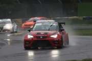 Imola, Gara 2. Nicola Baldan danza sulla pioggia (Seat) e vince davanti ad Eric Scalvini (Honda), capoclassifica di TCR Italy.