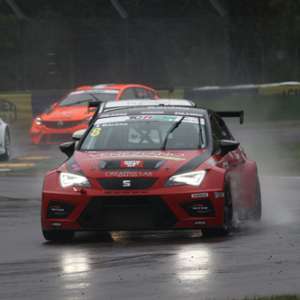 Imola, Gara 2. Nicola Baldan danza sulla pioggia (Seat) e vince davanti ad Eric Scalvini (Honda), capoclassifica di TCR Italy.