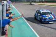 Clio Cup – SANDRUCCI VINCE LA PRIMA SFIDA DI IMOLA ED IPOTECA IL TITOLO