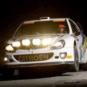 KRIS MEEKE (CITROEN XSARA WRC) PRIMO TRA LE WRC-KIT, MARCO BIANCHINI (LANCIA 037) IN TESTA TRA LE HISTORIC, SIMONE ROMAGNA (LANCIA DELTA INTEGRALE) DOMINA TRA LE MYTH: QUESTI I LEADERS DOPO LA PRIMA TAPPA IN NOTTIRNA DI RALLYLEGEND.