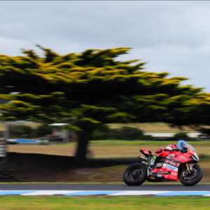 Melandri sets the marker on opening day in Australia