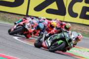 Rea conquista una solida vittoria in una Gara 1 con ripartenza ad Aragon