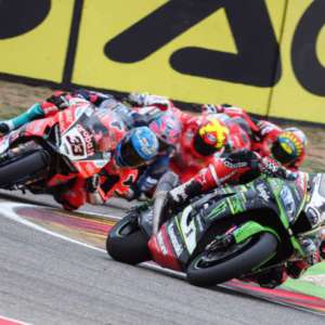 Rea conquista una solida vittoria in una Gara 1 con ripartenza ad Aragon