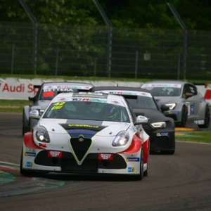 Imola, Gara 2. Luigi Ferrara firma il bis sulla Giulietta di V-Action nel primo round di TCR Italy.