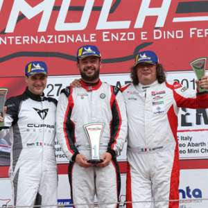 Imola, Gara 1. Luigi Ferrara e l'Alfa Romeo Giulietta di V-Action firmano la prima vittoria nel TCR Italy.