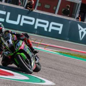Rea continua a dominare nelle FP2 di Imola, ma si riduce il gap