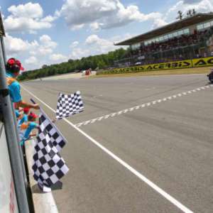 Lowes fenomenale, sua Gara 2. Grande doppietta Yamaha
