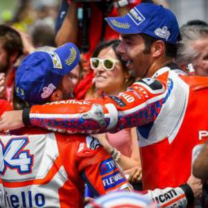 "Una sola richiesta, Danilo: portaci sul gradino più alto del podio!". "Un grande futuro con Ducati, Petrux, ma il presente è ancora tutto nostro! Continua a farci sognare!"