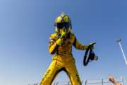 Alon Day regola Bobby Labonte in una spettacolare battaglia al Tours Speedway