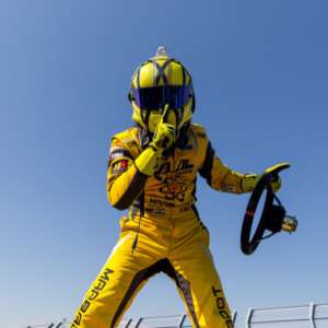 Alon Day regola Bobby Labonte in una spettacolare battaglia al Tours Speedway