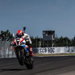 Sykes ends Day 1 on top at Donington Park whilst championship contenders battle behind