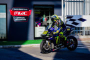 VALENTINO ROSSI CON LA SUA YAMAHA M1 A PASSEGGIO NELLA RIDERS’ LAND