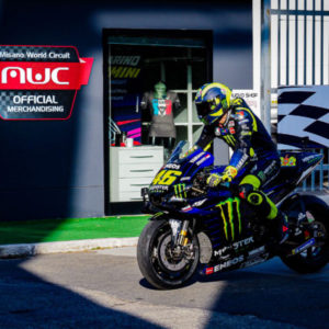 VALENTINO ROSSI CON LA SUA YAMAHA M1 A PASSEGGIO NELLA RIDERS’ LAND