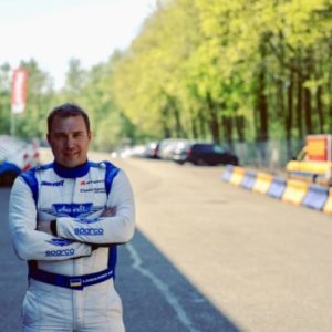 Il pilota del Recruitment Program Yevgen Sokolovskiy firma con Marko Stipp Motorsport
