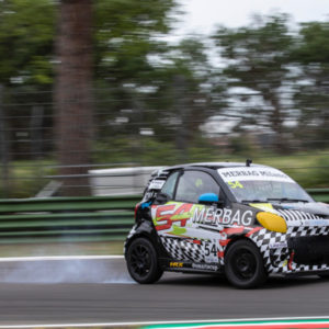 Liuzzi regala a Barbuscia la prima vittoria, Azzoli vince e resta in testa con Special Car