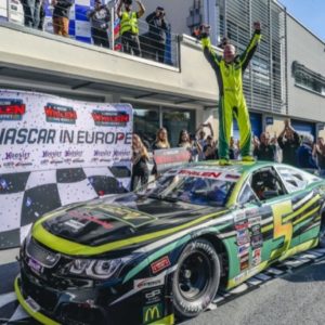 Jacques Villeneuve mette a segno la prima vittoria in NASCAR!