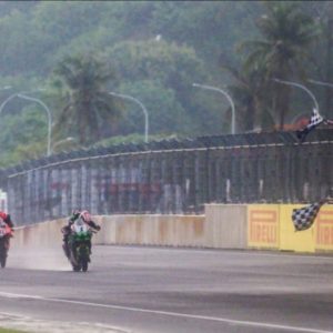 Rea doubles up in Indonesia with wet-weather WorldSBK victory after thrilling battles