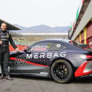 Filippo Bencivenni sale a bordo della Mercedes-AMG GT4 di Nova Race