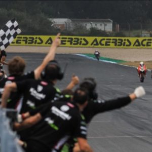 Rea takes back-to-back last lap victories
