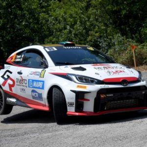 Thomas Paperini esulta al Rally di Roma Capitale:  sua la vittoria nel terzo appuntamento della GR Yaris Rally Cup